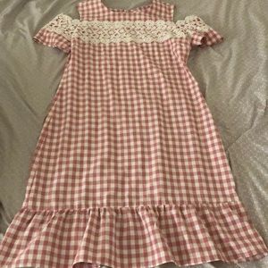 Cute pink dress with ruffles end